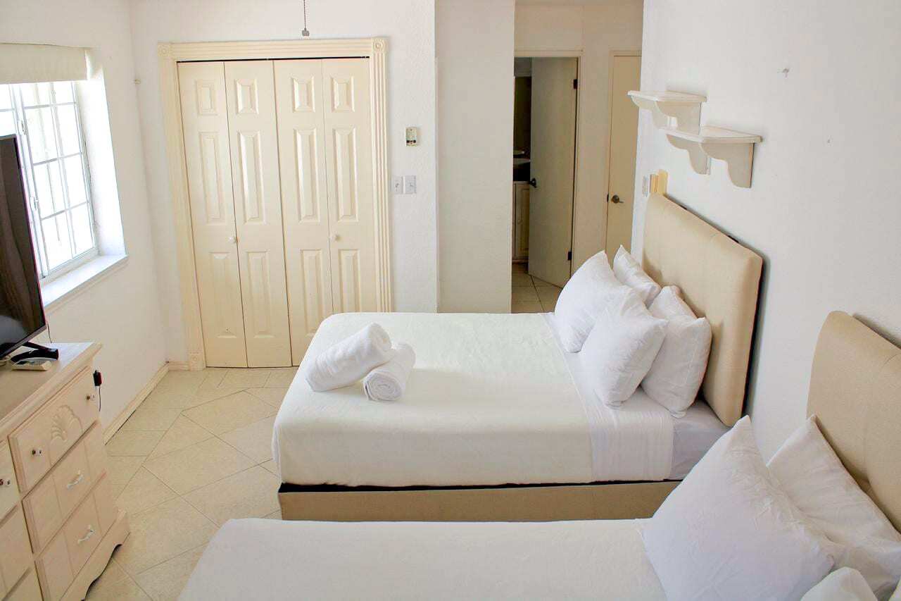 3 BR Mimi Villa - Bedroom 1 - 2 Queen Beds