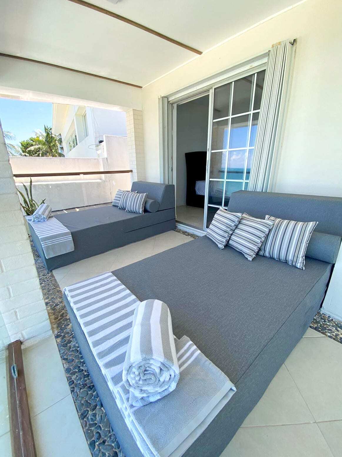 3 BR Mimi Villa - Bedroom 3 - Balcony Daybed