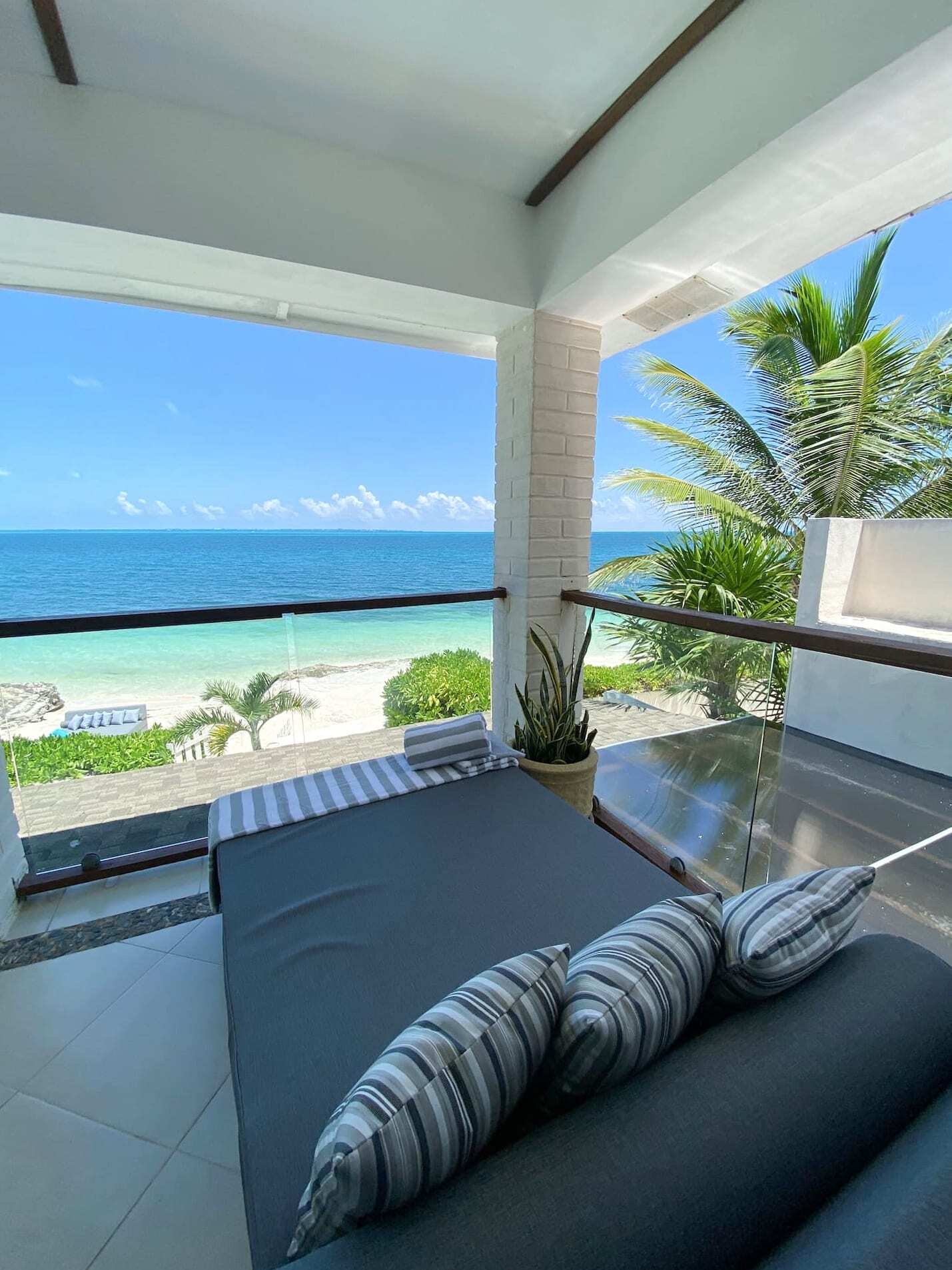 3 BR Mimi Villa - Bedroom 3 - Balcony Daybed